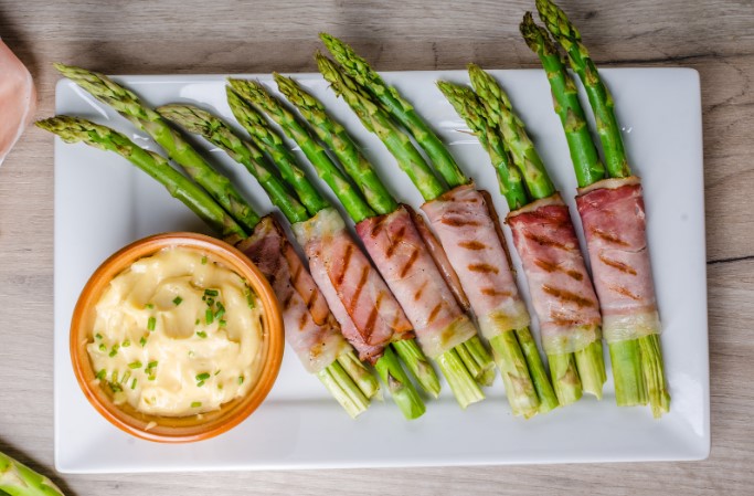 Asparagus wrap with ham slices