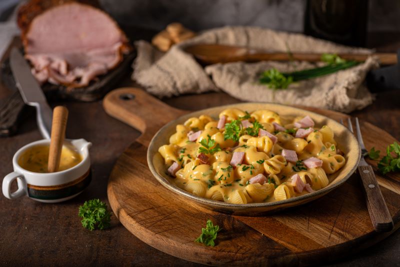 pasta with cheese sauce and ham slices