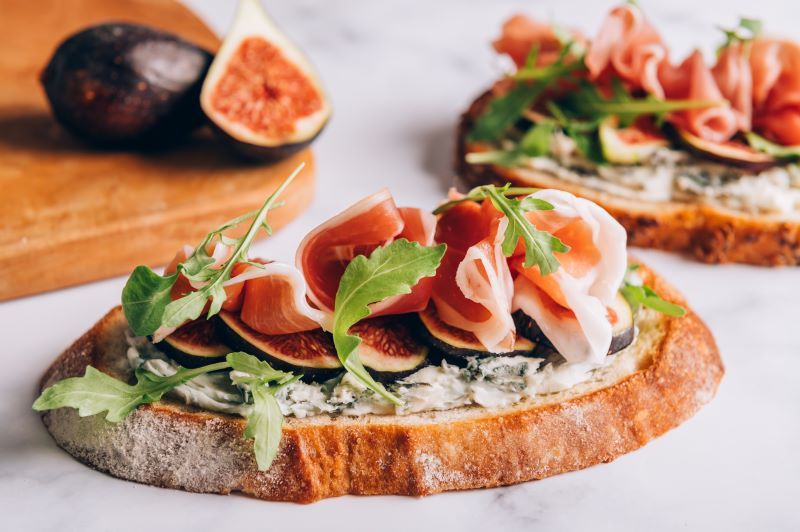Open sandwich with prosciutto and figs